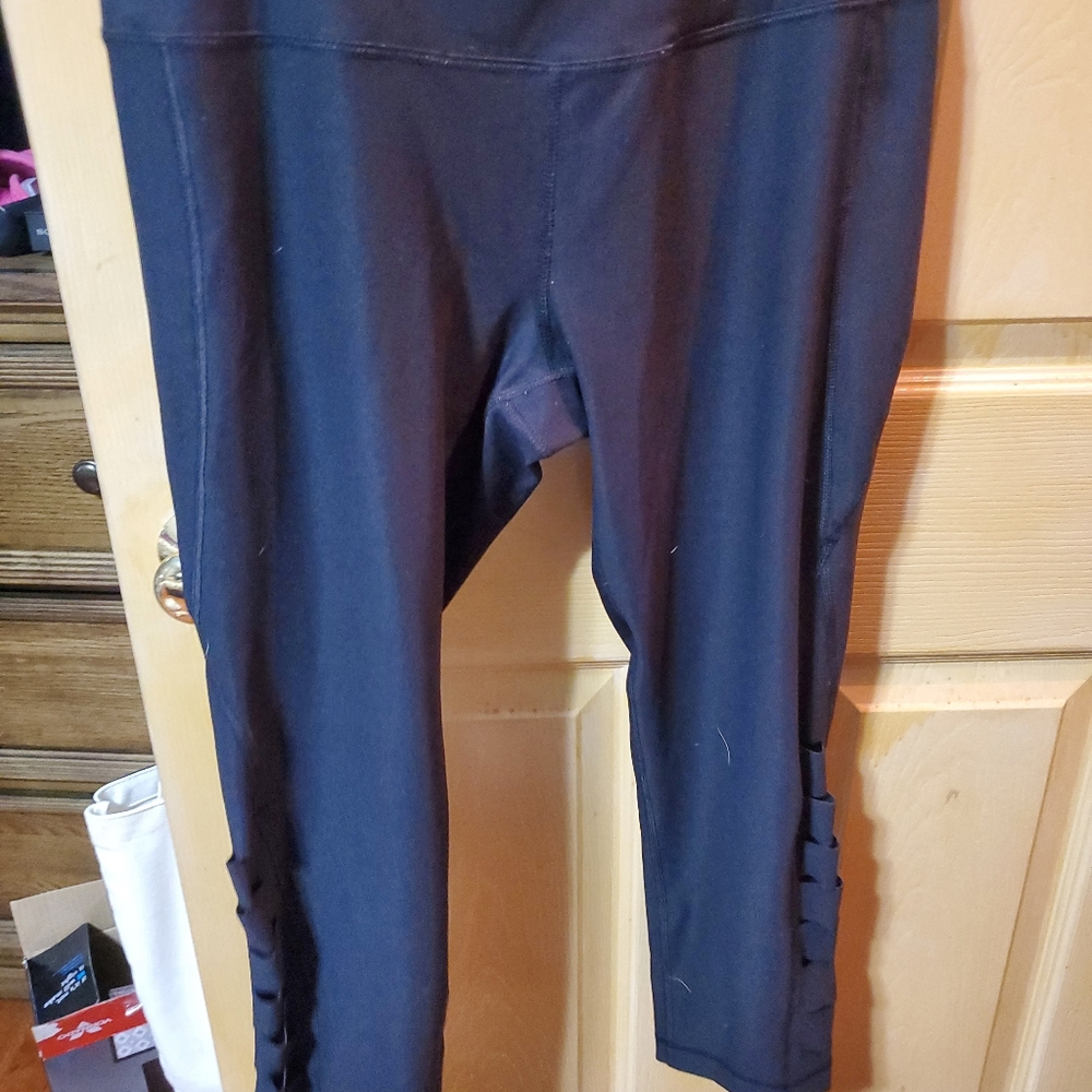 Brand new Large black ripped Capri leggings by 90 Degree by Reflex